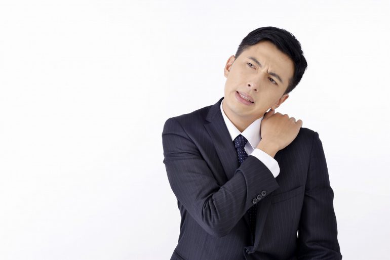 肩を痛がる男性